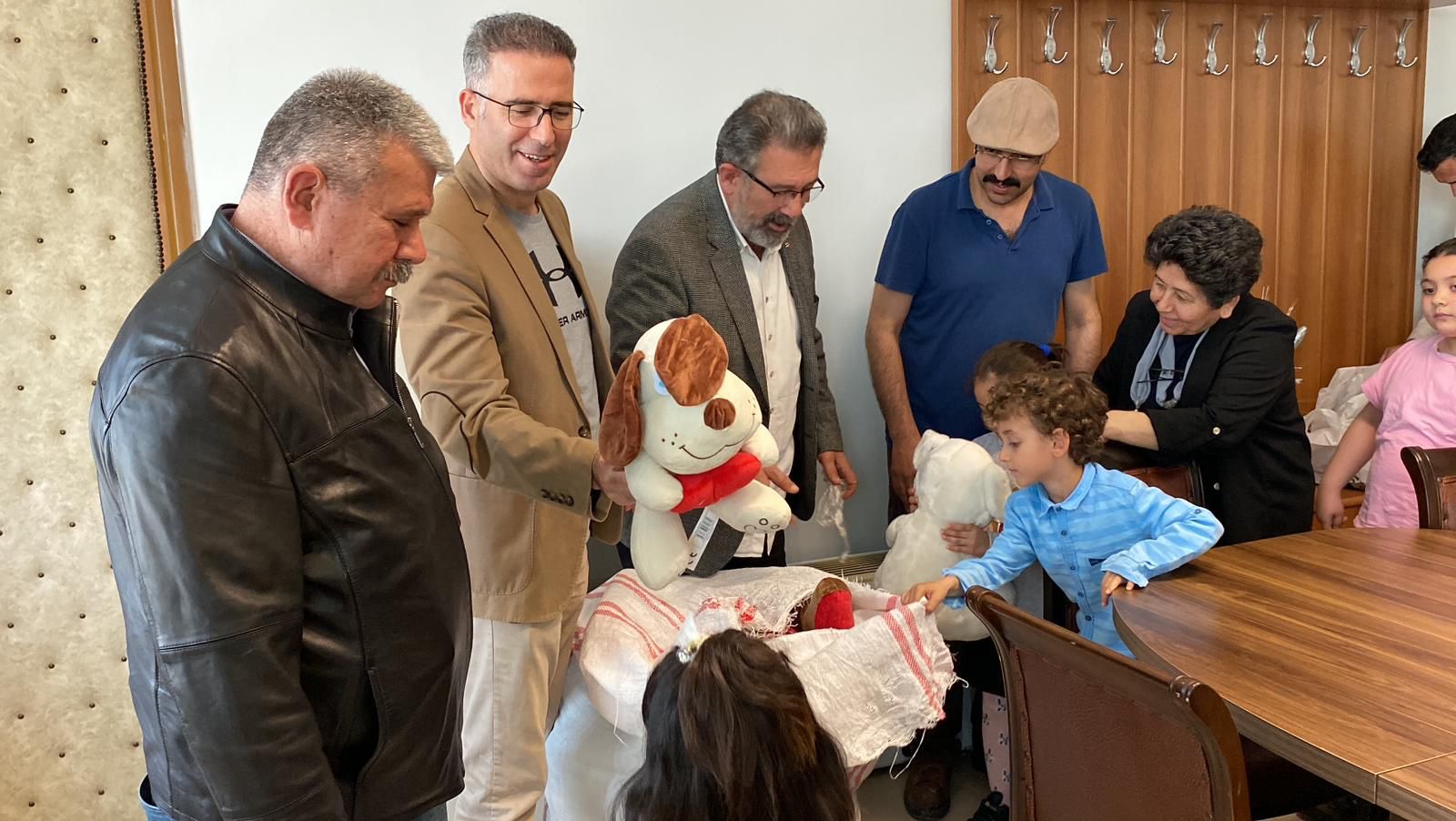 BEŞİKTAŞLILAR DERNEĞİ'NDEN ÇOCUKLARA HEDİYE