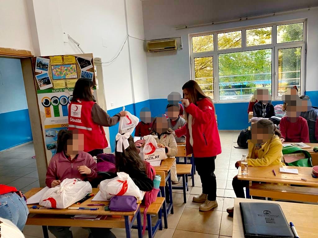 TÜRK KIZILAY'I YARALARI SARMAYA DEVAM  EDİYOR